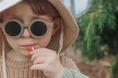 Runde Kindersonnenbrille in verschiedenen Farben