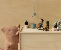 Kleiner Bruder Cowboy mit Schaukelpferd