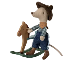 Kleiner Bruder Cowboy mit Schaukelpferd