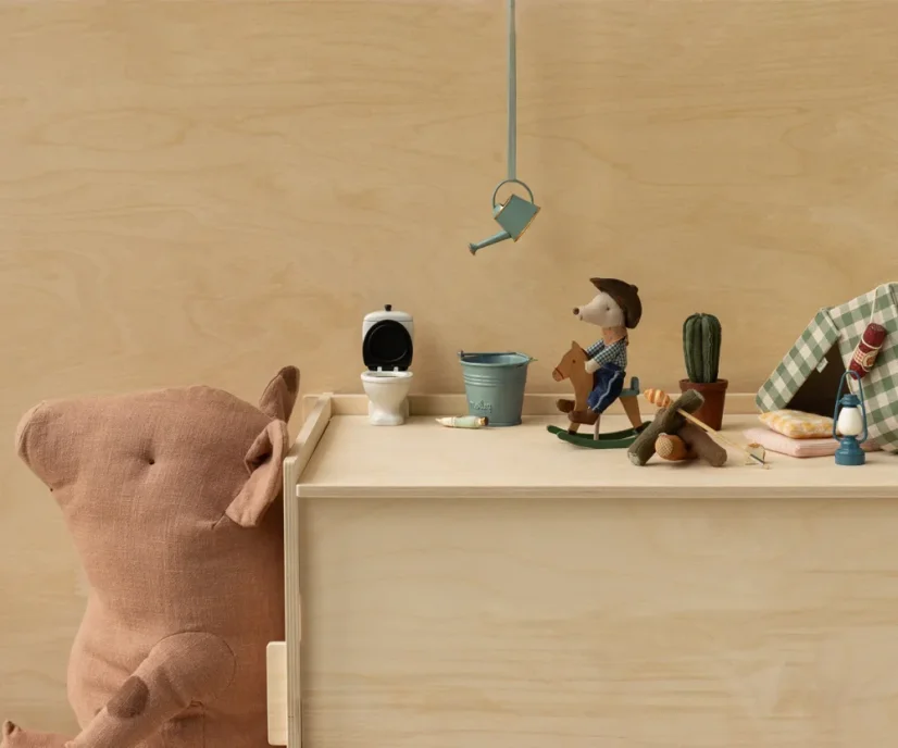 Kleiner Bruder Cowboy mit Schaukelpferd