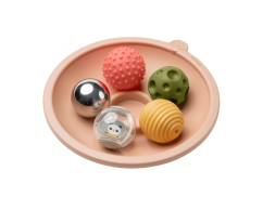 Schüssel mit Bällen zum Spielen auf dem Bauch