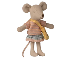 Kleine Schwester mit einer Maileg-Tasche