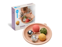 Schüssel mit Bällen zum Spielen auf dem Bauch