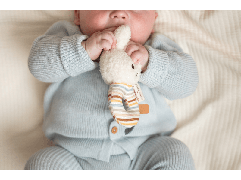Rassel von Miffy-Kaninchen mit Vintage-Streifen