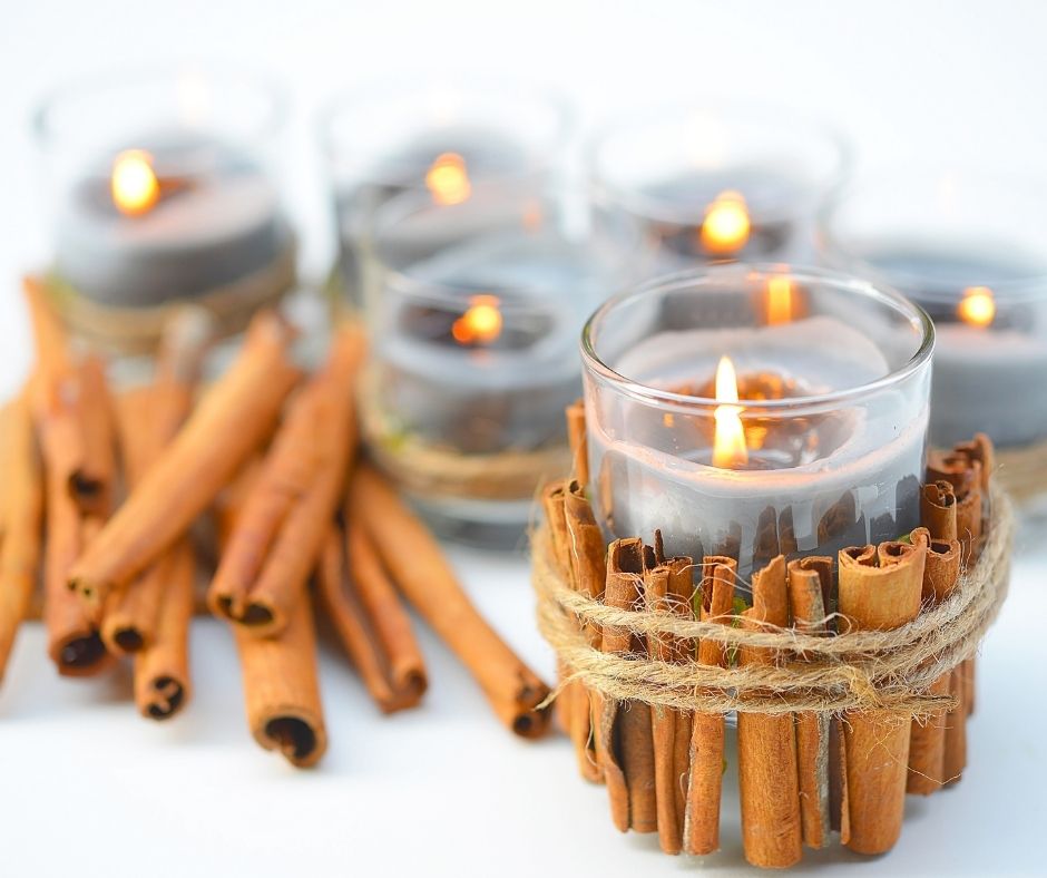 sviečky-obalené-v-škoricových-drievkach